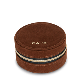 Day Jewelry Zip Round Small - Nutmeg hos parfumerihamoghende.dk 